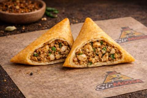 Chicken samoosas with chutney